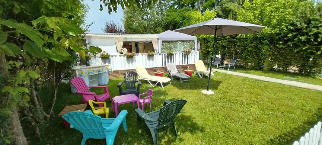 Gîte pour 6 personnes, avec Balcon et Terrasse ainsi que Jardin et Vue à Lougratte