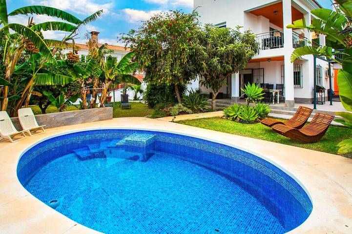 Ferienhaus für 12 Personen, mit Terrasse und Garten sowie Pool - 1