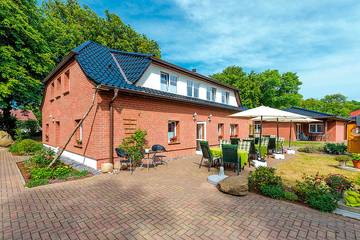 Ferienhaus für 29 Personen, mit Garten und Sauna in Schaprode