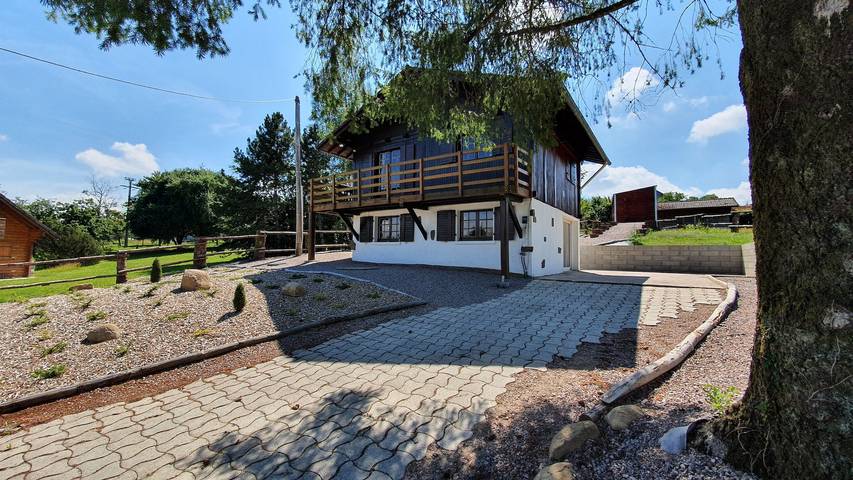 Chalet 'Le Chandeley' con terrazza privata, giardino privato e Wi-Fi in Champdray, Saint-Dié-des-Vosges
