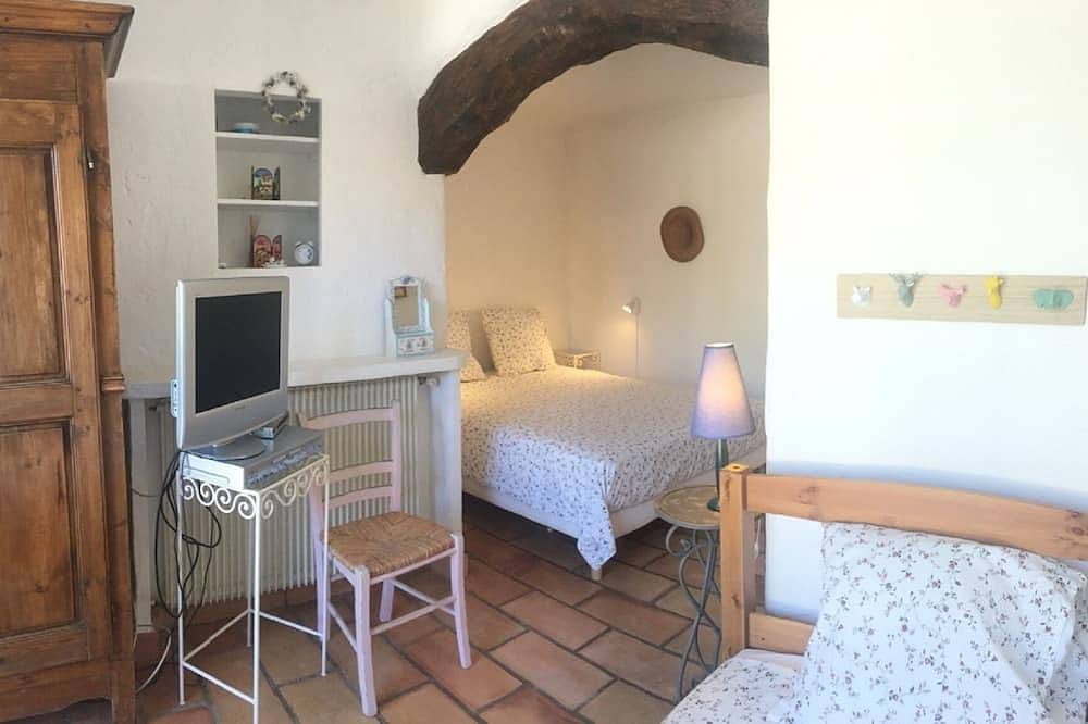 Charming farmhouse(5p)and maisonette(5p)air-conditioned, heated pool, near sea and lake in Montauroux, Draguignan region