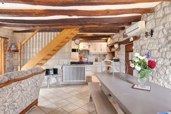 Gîte Roses De Loire with Private Terrace and Wi-Fi in Bréhémont in Bréhémont, Loiredalen