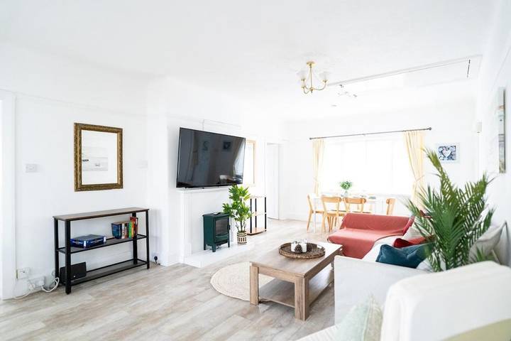 Bed and breakfast for 10 people in Poole