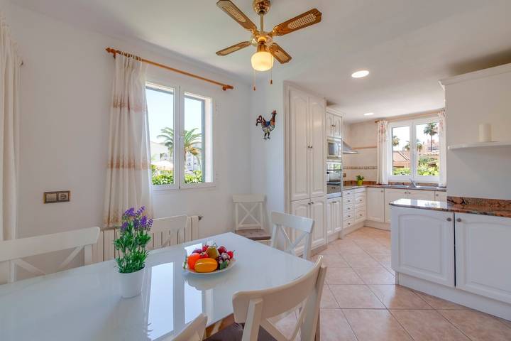 Ferienvilla Loli mit Bergblick, WLAN, Pool, Terrasse und Balkon in Alcúdia, Mallorcas Küste