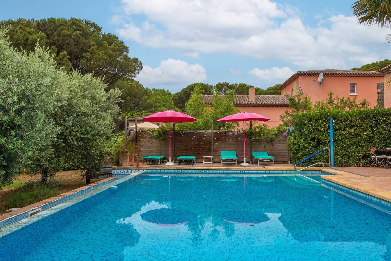 Appartement entier, Appartement Domi avec piscine partagée, terrasse privée et Wi-Fi in Grimaud, Région de Draguignan