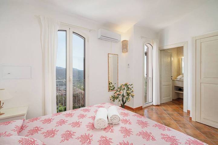 Villa Corallia - Luxusvilla mit herrlichem Blick über die Bucht in Torre delle Stelle, Maracalagonis