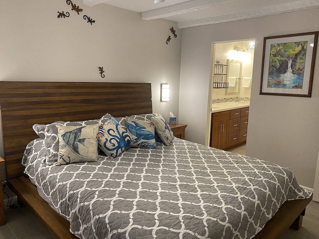 Ganze Wohnung, Deluxe 2 Bedroom 2Ba on Ocean Front Property with Private Beach Unit in Komohana Kai, Alii Kai