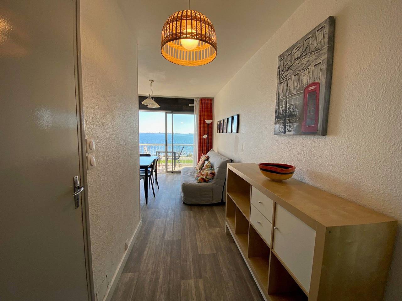 Entire studio, Bright apartment facing Étang de Thau - pets allowed, air conditioning in Balaruc-les-Bains, Côte d'Améthyste