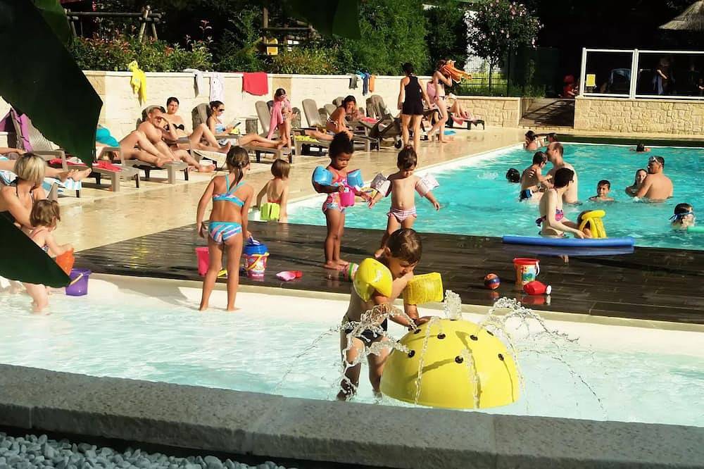 Tithome (sans sanitaire) Plus de confort que la toile de tente et que la caravane (près des sanitaires) 4 personnes in Saint-Jean-du-Gard, Parc national des Cévennes