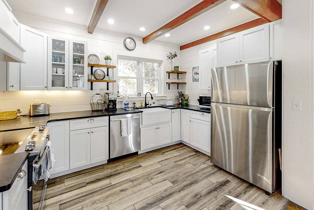 Coastal home with new, full kitchen, walkable downtown location in Boothbay Harbor, Lincoln County (Maine)