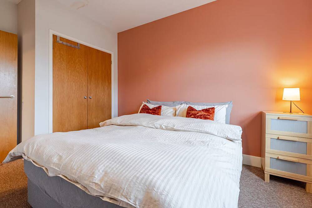 Cozy Urban Escape | Steps from Wimbledon Station in Merton, London