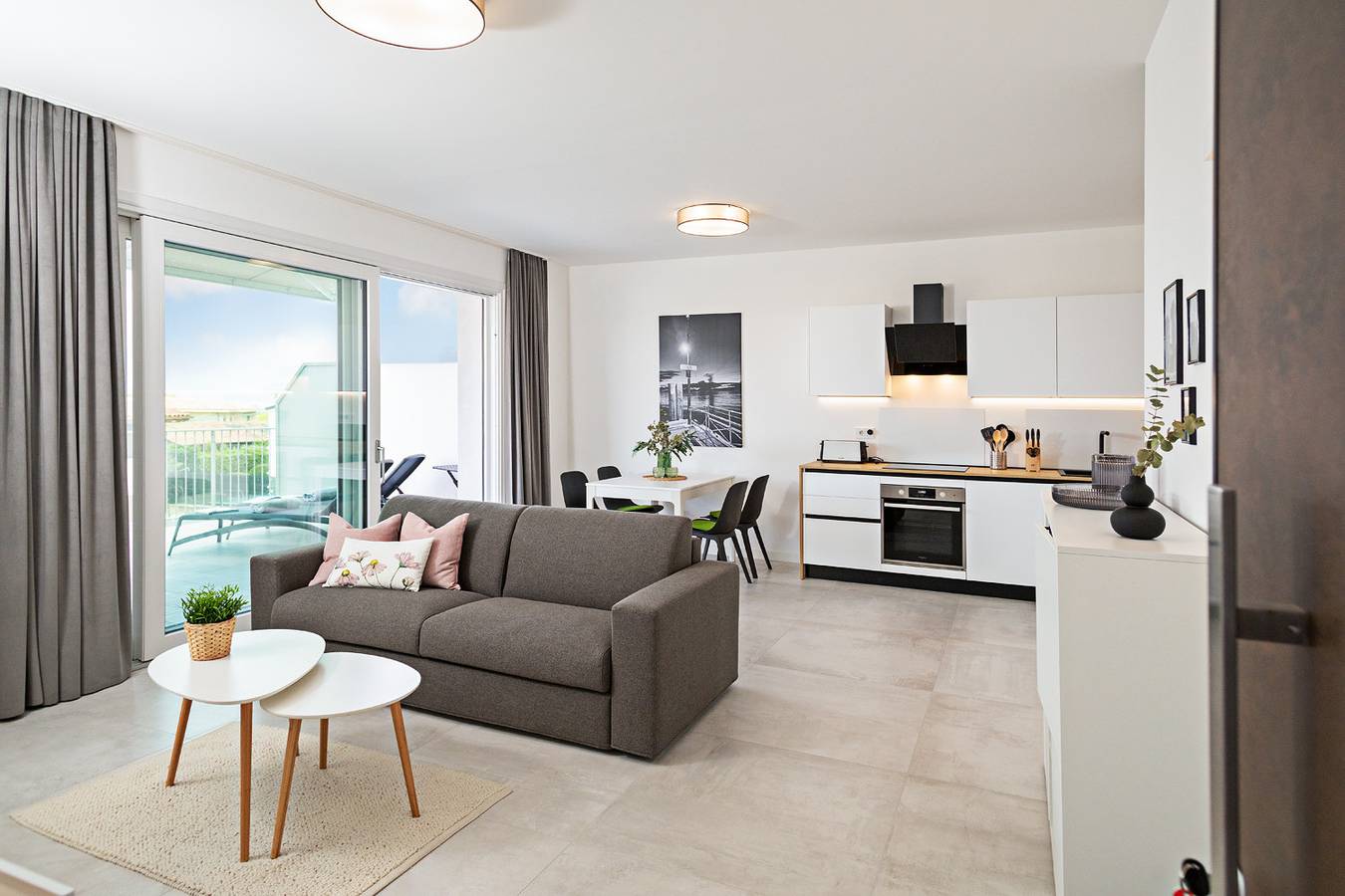 Apartamento entero, Regarda - Casa Erika con grande terrazza, piscina, wifi in Lazise, Montañas Garda
