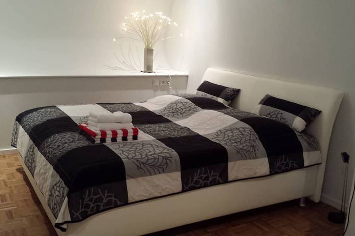 Spacious houseboat - bungalow with roof terrace \"downtown\" Hamburg in Hamburg-Mitte, Hamburg