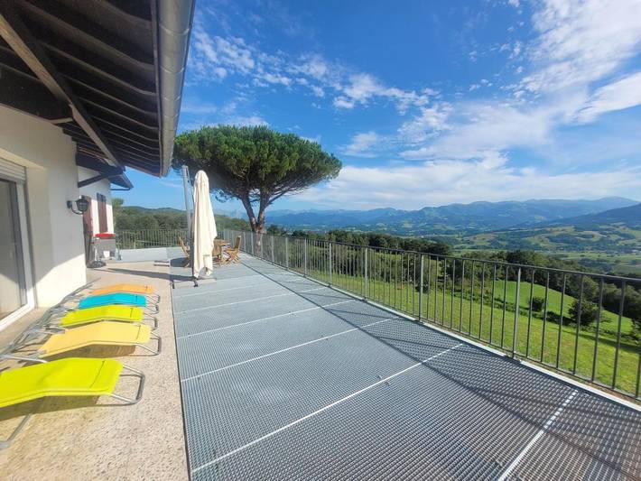 Location de vacances pour 12 personnes, avec Balcon et Terrasse ainsi que Jardin et Vue à Irouléguy