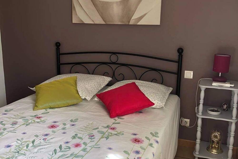 Provencal villa with swimming pool, parking, for 6 to 8 people of 130 M². in Cabannes, Arles region
