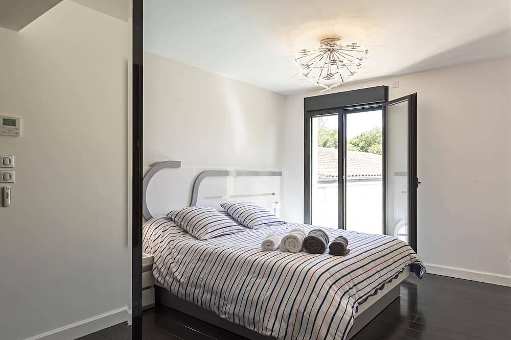 Luxurious villa with heated pool 5 bedrooms + 5 bathrooms - 10 people Bordeaux in Bègles, Bordeaux region