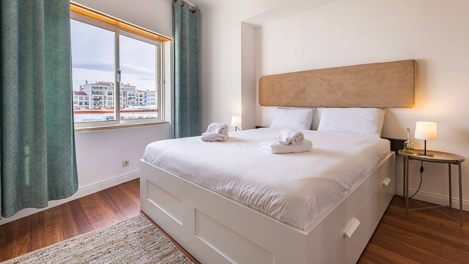 Ganze Wohnung, Ferienwohnung für 4 Personen mit Balkon in Charneca de Caparica e Sobreda, Halbinsel von Setúbal