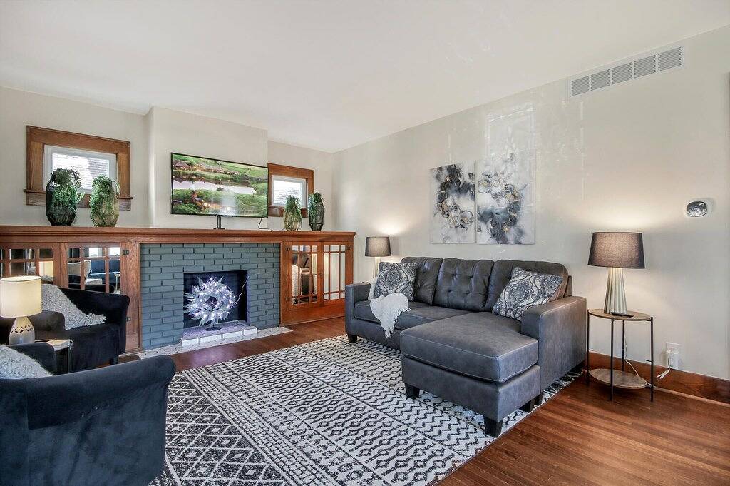 Bluebird Bungalow Spacious Home Ideal for Families and Large Groups in Wichita, Kansas