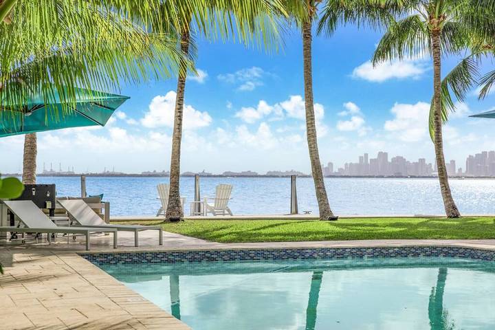 Vacation rental for 8 people, with yard and terrace, with pets in North Bay Village