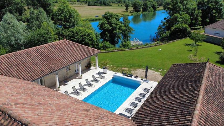 Location de vacances pour 2 personnes, avec Terrasse et Jardin ainsi que Piscine et Vue dans Poncey-lès-Athée
