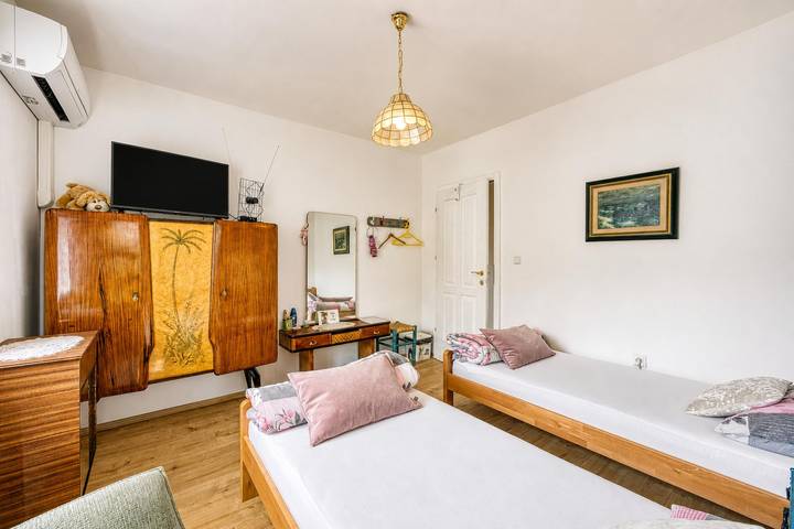 Ganze Wohnung, Villa Salamander Suite - Garden & Ev charger in Komein, Küste und Karst