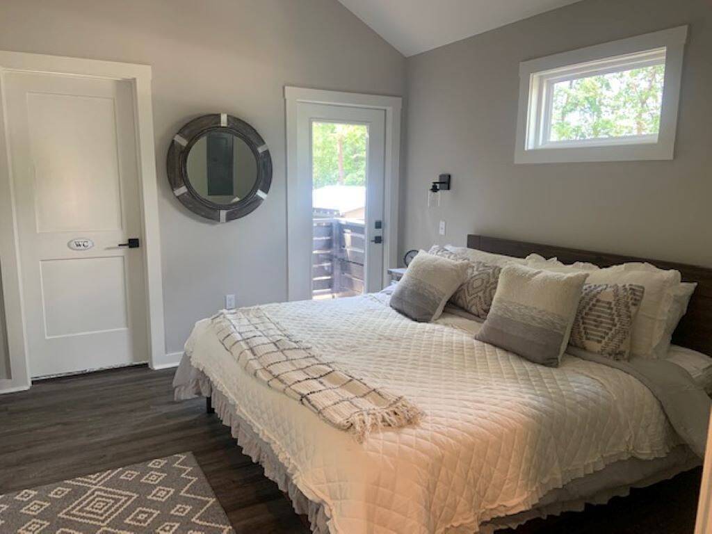 Swordfish Suite Dog friendly- Pup Shed Retreat in Grundy County