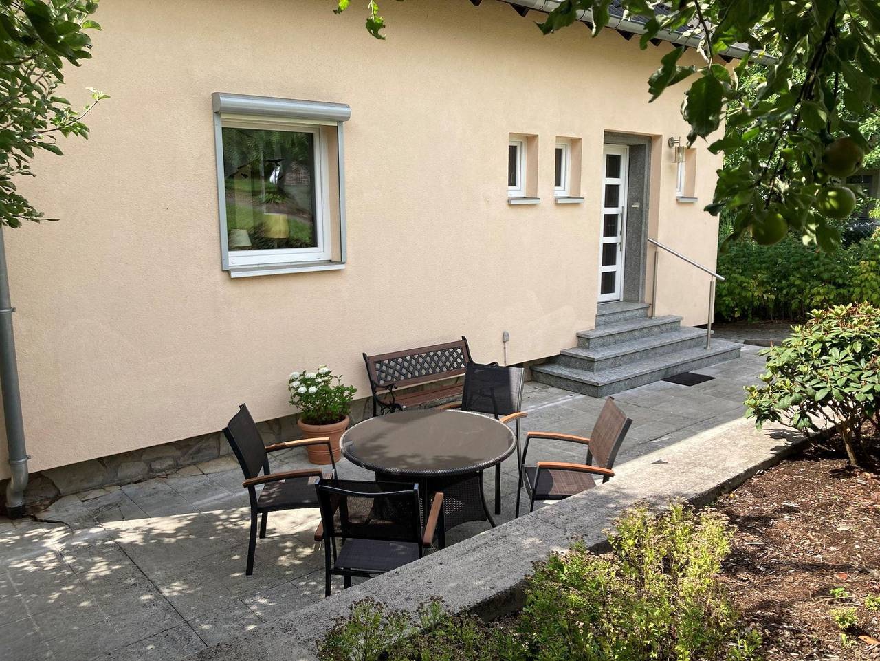Ganze Ferienwohnung, Ferienhaus im Obstgarten - Doppelzimmer, Dusche, Wc, 1 Schlafraum in Kirn, Landkreis Bad Kreuznach