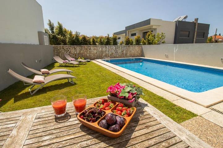 Villa voor 8 personen, with Balkon and Terras as well as Tuin and Zwembad in Estoril