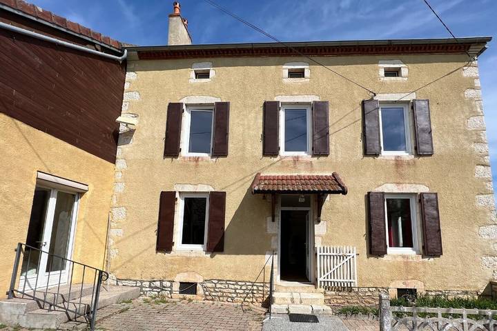 Les Gîtes de Louisette  Le 1886 grand gite avec pi in Ébreuil, Région de Montluçon