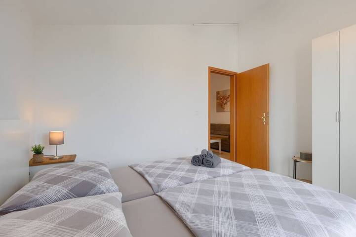 Entire apartment, Beautiful spacious apartment (No. 4) with 2 bedrooms 300m to the beach in Poreč, Grad Poreč