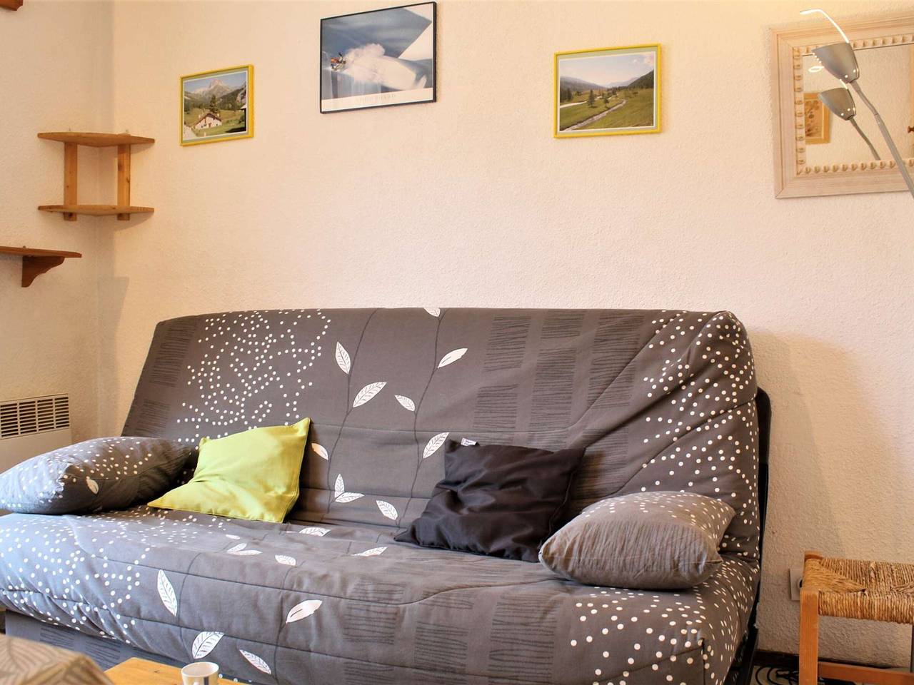Entire apartment, Cozy Studio with Mountain Corner, South-Facing Balcony, Sleeps 4 – Close to Shops & Free Shuttle in Station de Risoul, Risoul