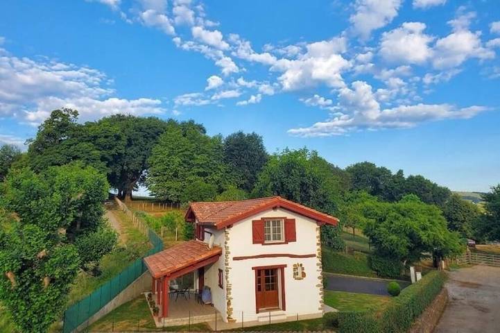 Location de vacances pour 5 personnes, avec jardin à Mendionde