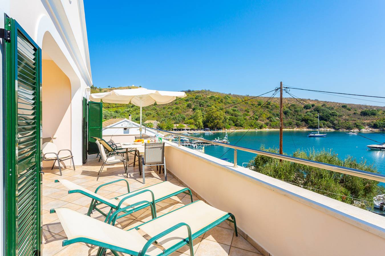 Entire apartment, Alexandra: Walk to Beach, Sea Views, A/C, Wifi, Car Not Required in Agios Stefanos (Corfu), Corfu