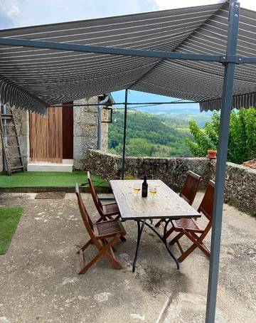 Location de vacances pour 6 personnes, avec terrasse à Saint-Vincent-de-Durfort