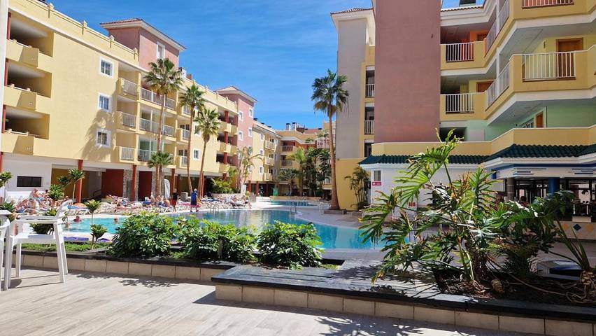 Hôtel pour 3 personnes, avec jardin et piscine ainsi que bassin pour enfant et vue