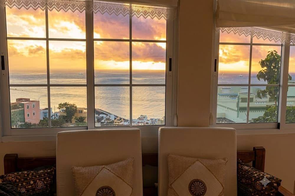 A Balcony Overlooking the Atlantic Ocean: Villa, Garden, and Endless Views (S/C La Palma) in Breña Alta, La Palma Sud