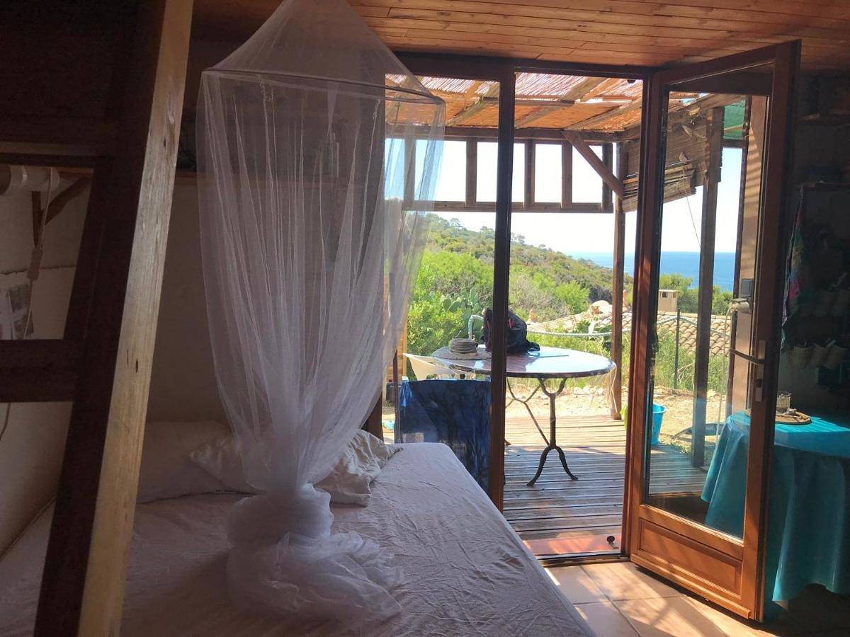Rc d'un Cabanon écologique ile du levant Naturiste reservable du samedi au samedi in Hyeres, Parc national de Port-Cros