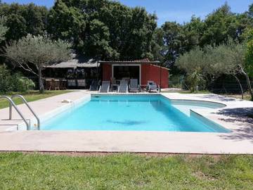 Location de vacances pour 5 personnes, avec sauna et piscine ainsi que jardin et vue à Puget-Ville