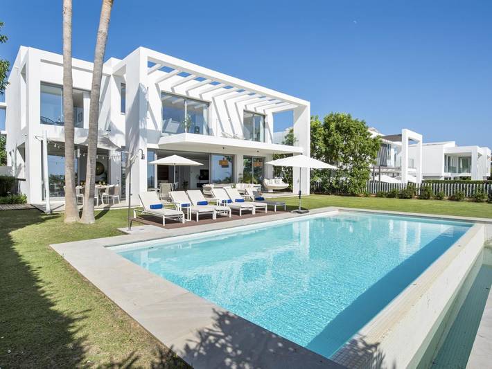 Feriehus for 8 personer med terrasse in Las Chapas, Marbella