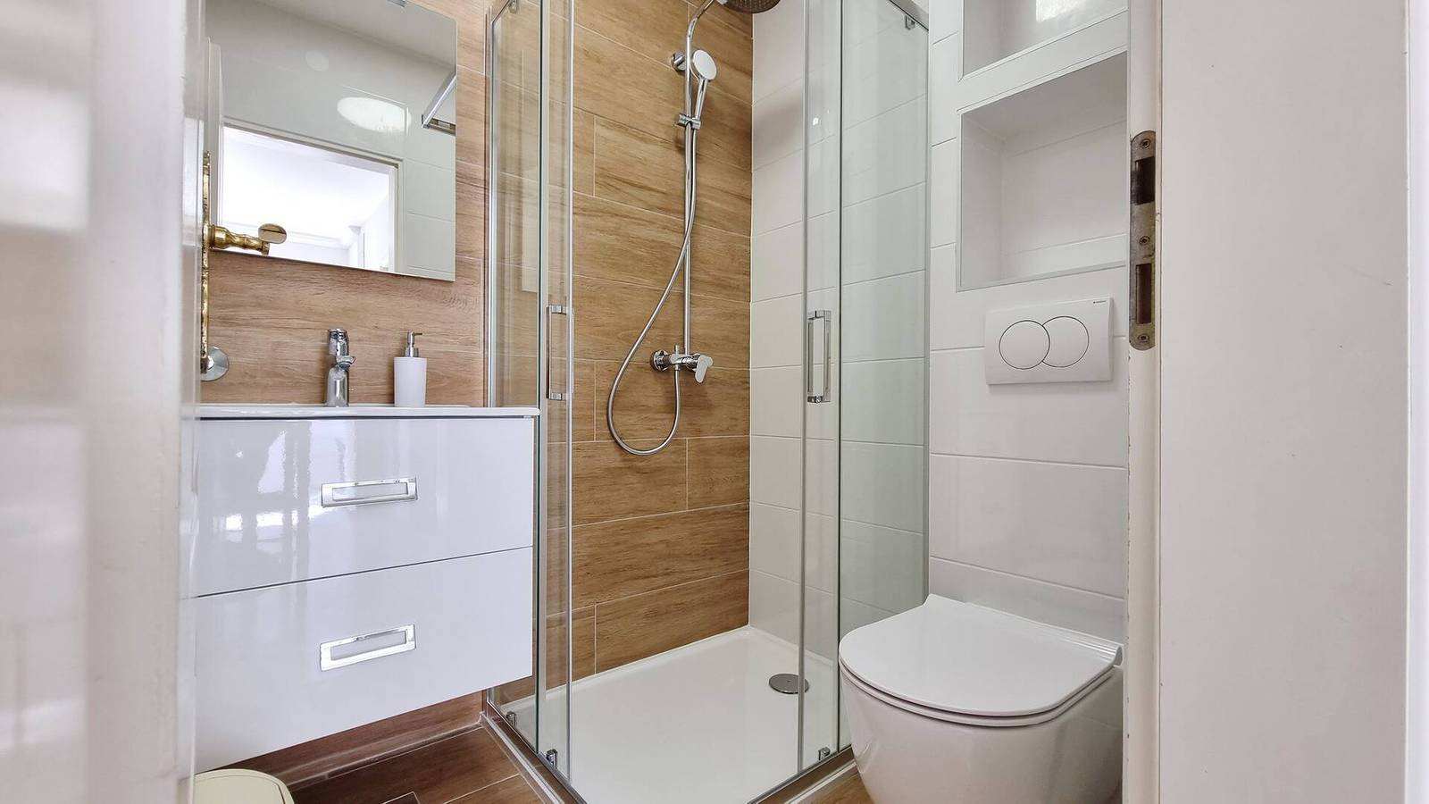 Ganze Wohnung, Apartment Lovincic Nr. 1 – mit Terrasse, 200 m vom Strand entfernt in Zarok, Baska