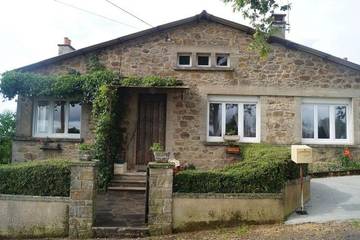 Gîte pour 9 personnes, avec vue et jardin, animaux acceptés à Auriac-Lagast