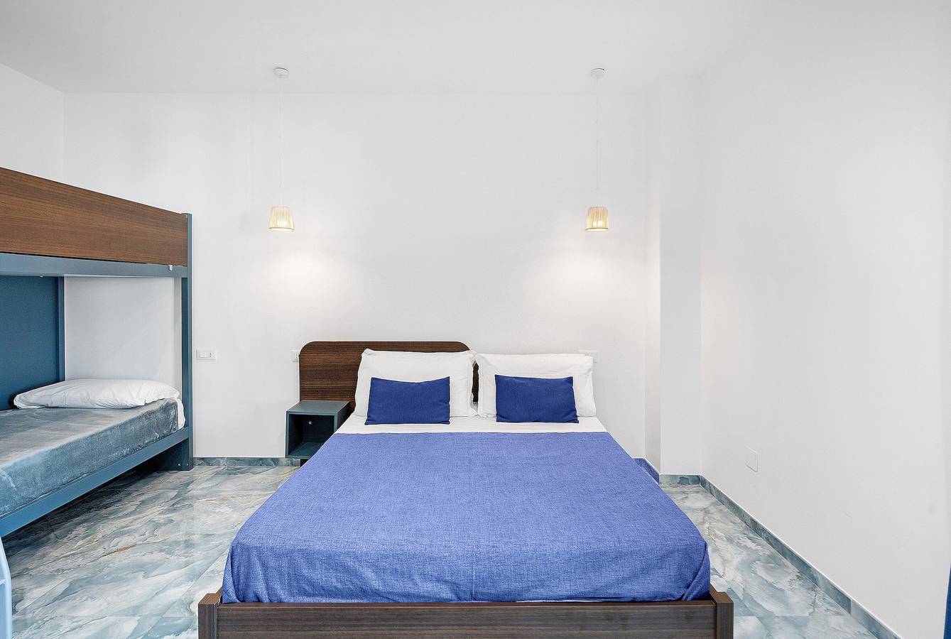 Chambre 'Camera Familiare Panoramica' avec vue sur la montagne, Wi-Fi et climatisation in Ercolano, Parc national du Vésuve