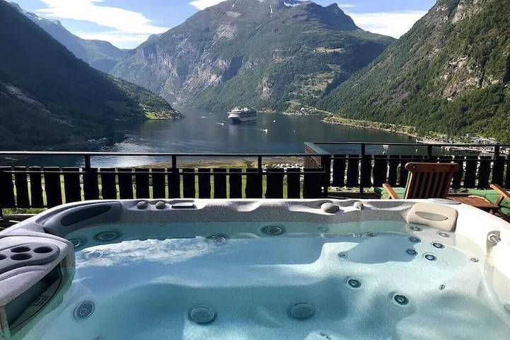 Location de vacances pour 10 personnes, avec Balcon et Jacuzzi ainsi que Jardin et Sauna dans Geiranger