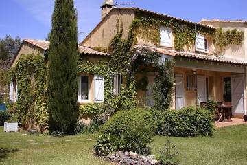 Gîte pour 4 personnes, avec jardin et terrasse à Nans-les-Pins