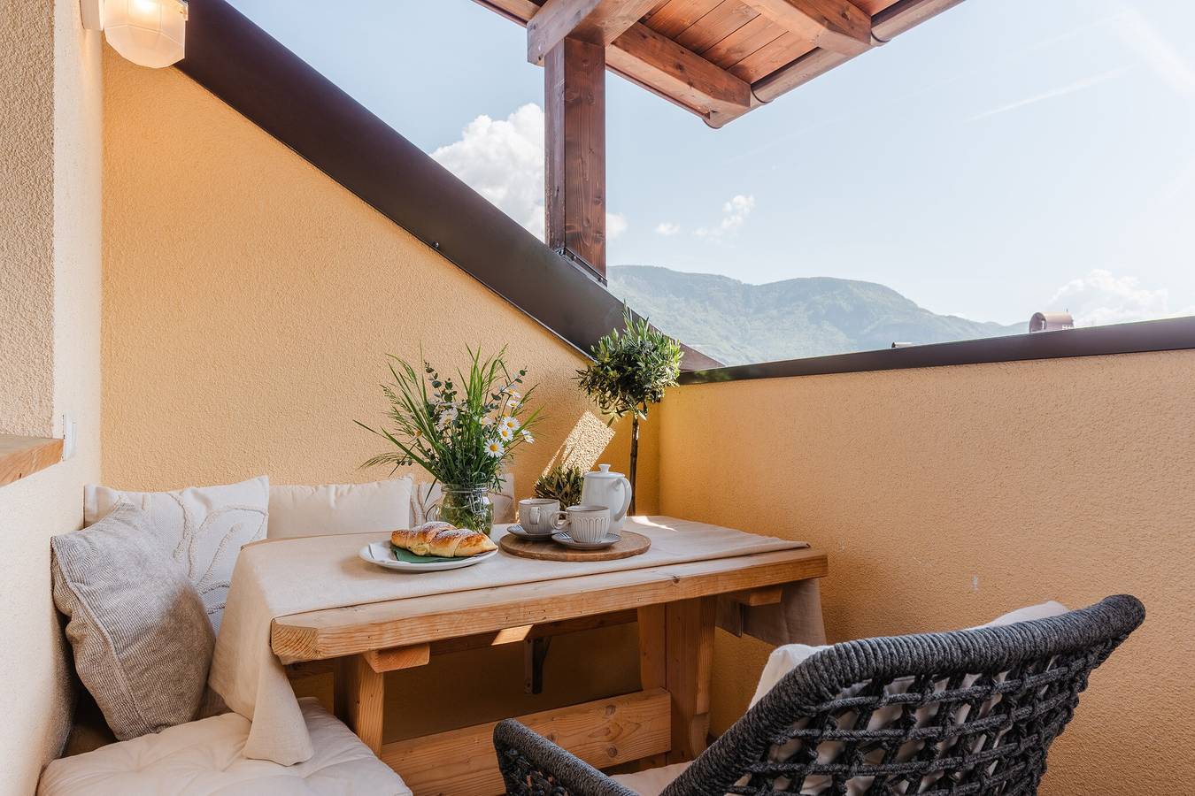 Ganze Wohnung, Maisonette mit zeitloser Eleganz & Weitblick in Nals, Nonsberggruppe