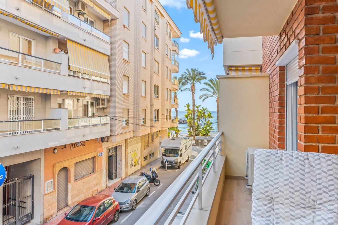 Entire apartment, Apartment 'Moriones Playa' with Balcony, Wi-Fi and Air Conditioning in Torrevieja Centre, Torrevieja