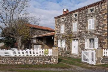 Gîte pour 5 personnes, avec jardin à Mazeyrat-d'Allier