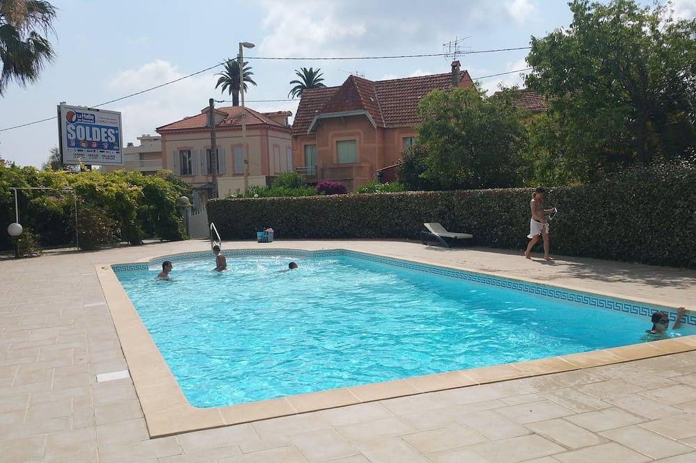 Entire apartment, Apartment 3 rooms Modern Swimming pool Parking 300 m Beach Golfe Juan in Vallauris, Cannes region