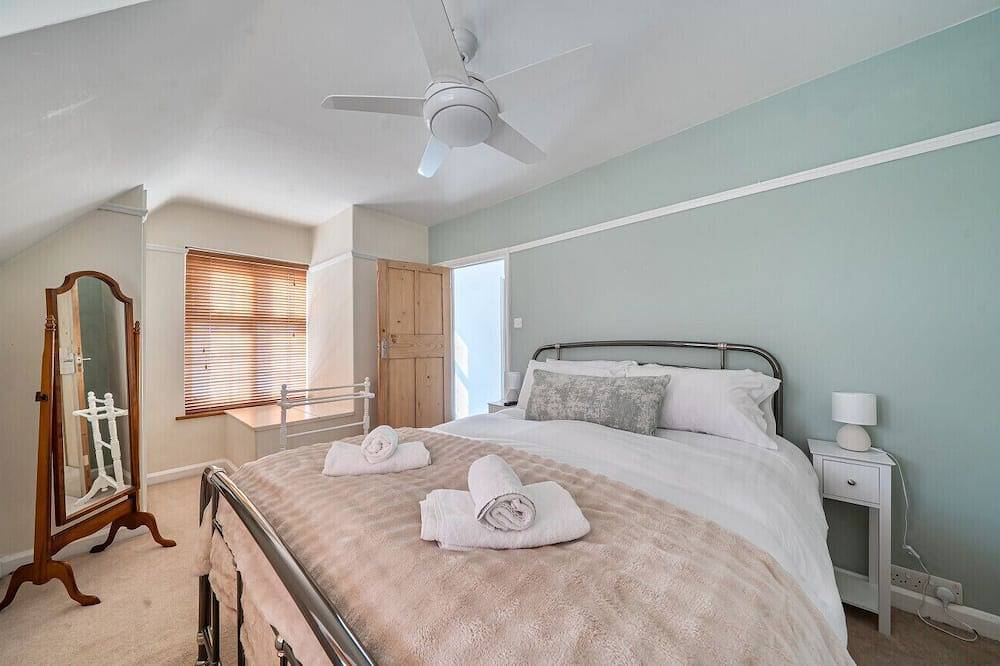 Spacious Surrey Home | Garden | Fast London Links - Pass the Keys in Woking, Surrey