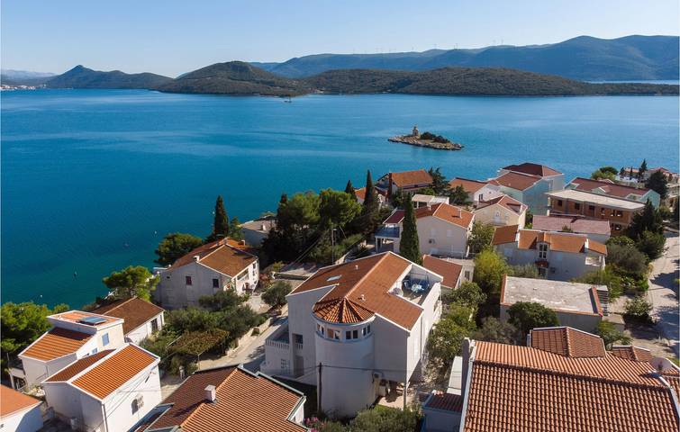 Ganze Ferienwohnung, Gemütliche Wohnung mit Terrasse, WLAN und Parkplatz, 1,5 km vom Strand entfernt in Klek, Dubrovnik-Neretva